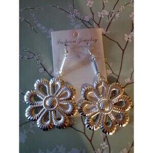 Women's Boho Silvertone Flower Dangle Earrings Fashion Jewelry Casual Fun NWT